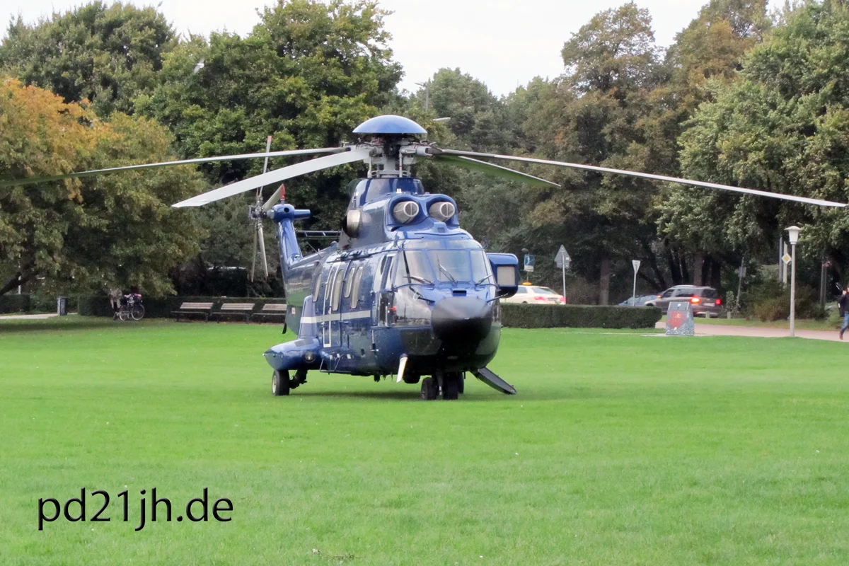 Hubschrauber auf Rasenfläche